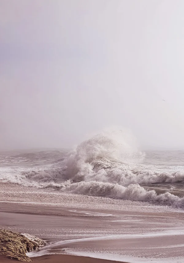 Wzburzone fale na końcu świata