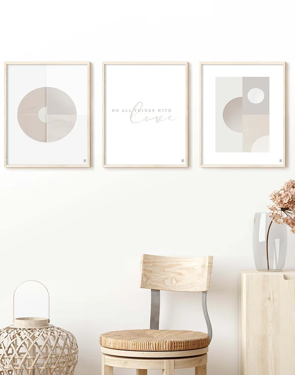 Geometryczne abstrakcje z napisem